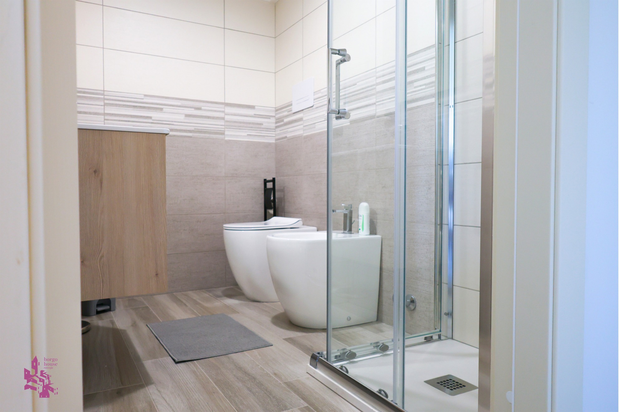 Secondo bagno di Borgo House con doccia in vetro