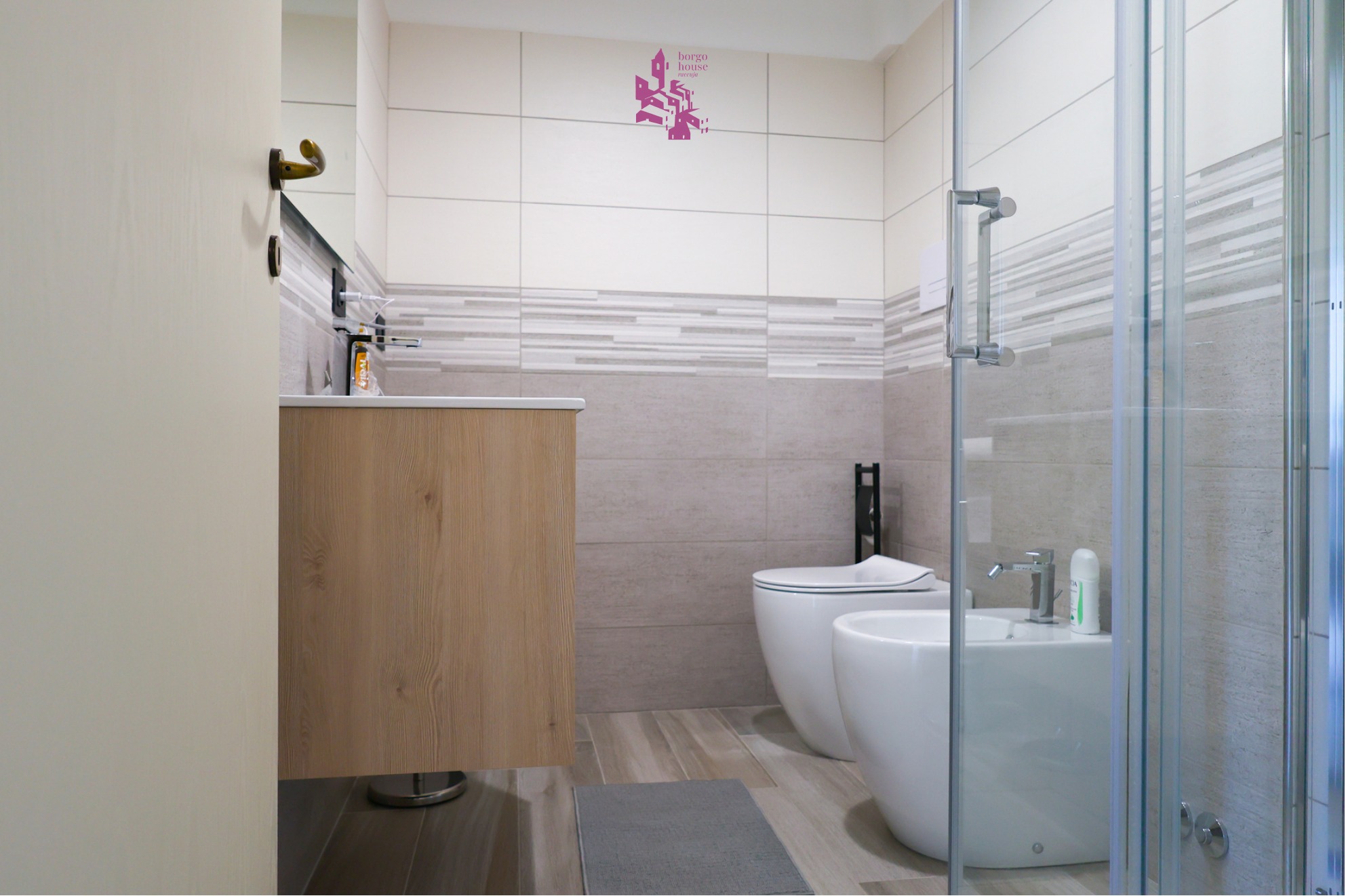 Bagno moderno di Borgo House con finiture chiare