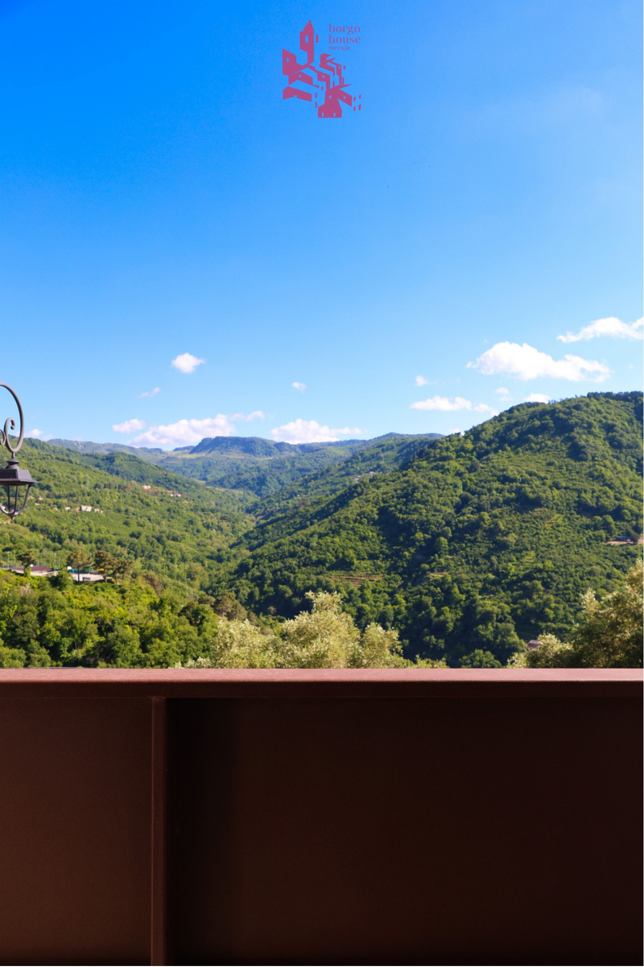 Paesaggio verde dei rilievi intorno a Raccuja visto da Borgo House
