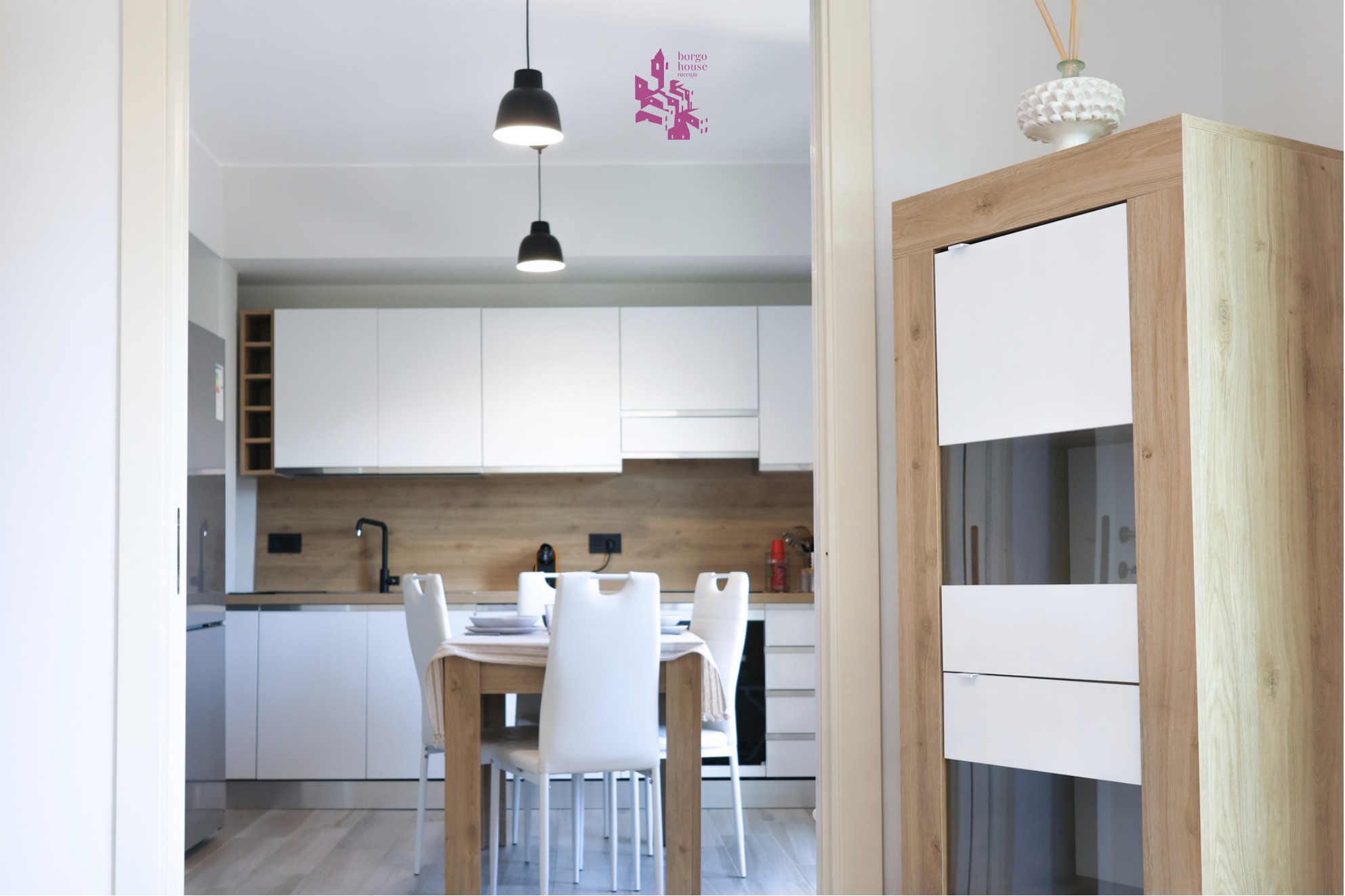 Cucina di Borgo House vista dal soggiorno