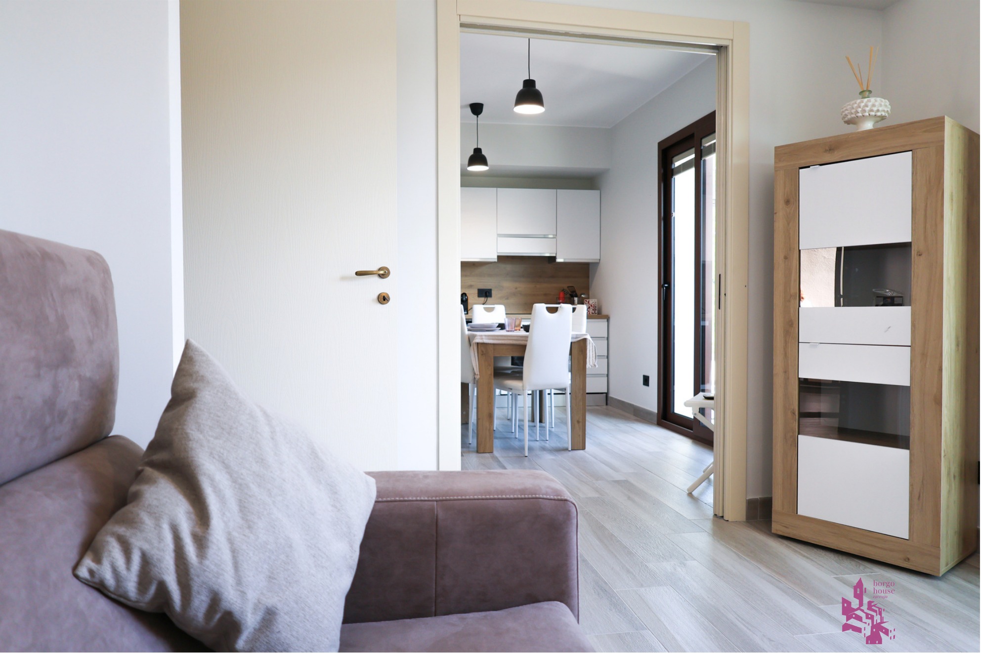 Soggiorno di Borgo House con divano e arredi contemporanei